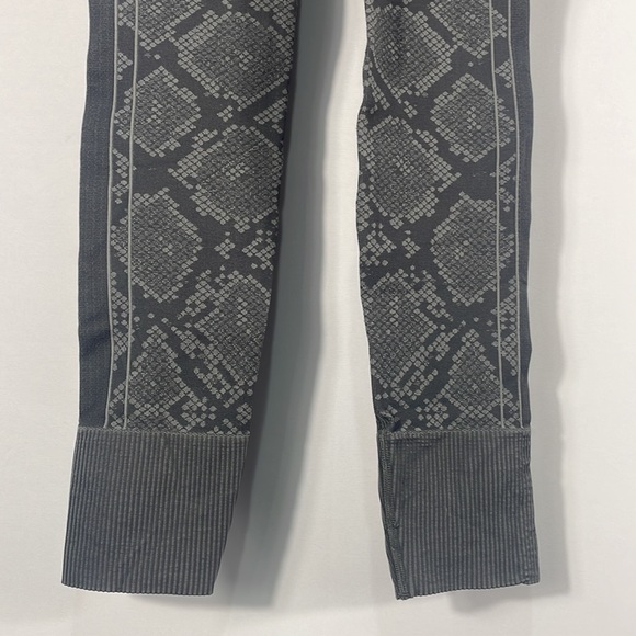 Lululemon, Ebb to street,Size 2 Grey, seamless Snake print leggings, compression - Picture 4 of 7